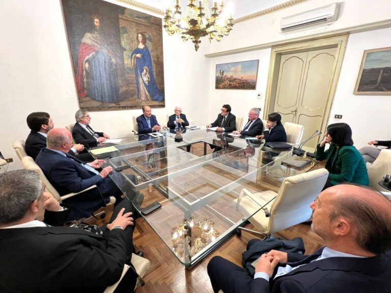 Rifiuti, incontro tra Regione e Anci Sicilia sui costi per i Comuni