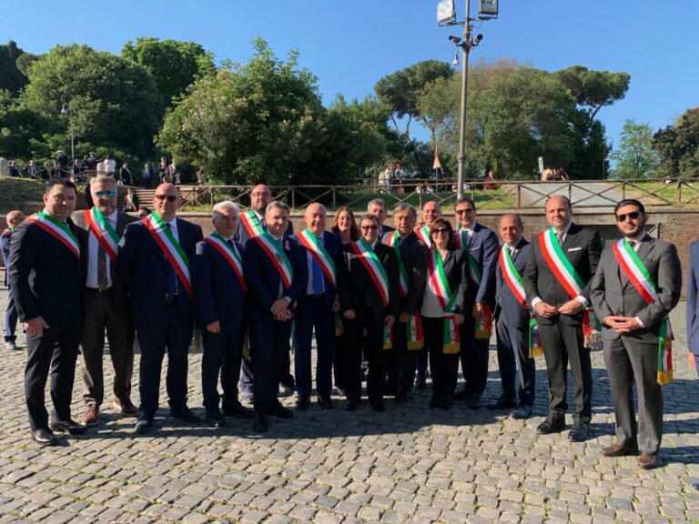I Sindaci siciliani sfilano ai Fori Imperiali in occasione della festa della Repubblica