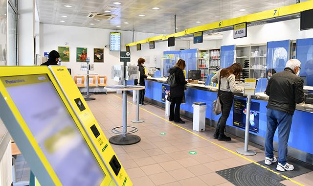 POSTE ITALIANE presenta il nuovo volto degli uffici postali: dalle colonnine elettriche ai servizi relativi alle certificazioni per i cittadini
